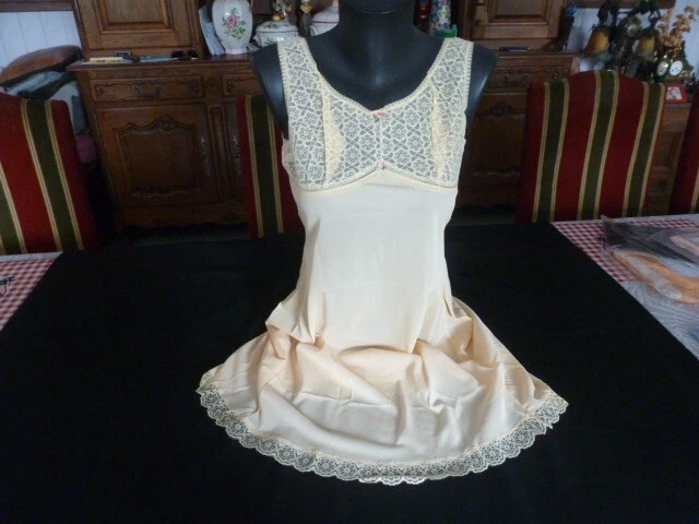 jolie combinaison&fond de robe vintage jolie dentelle T 40