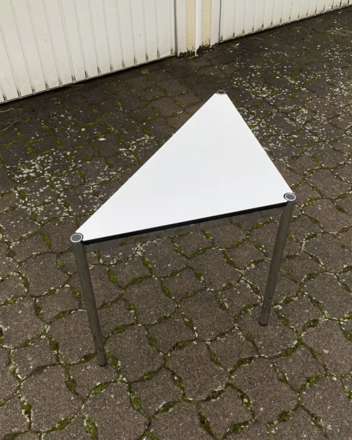 USM Haller Dreiecktisch/Beistelltisch in Weiß 75 cm x 105 cm