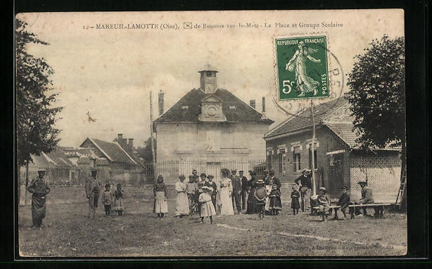 CPA Mareuil-Lamotte, La Place et Groupe Scolaire