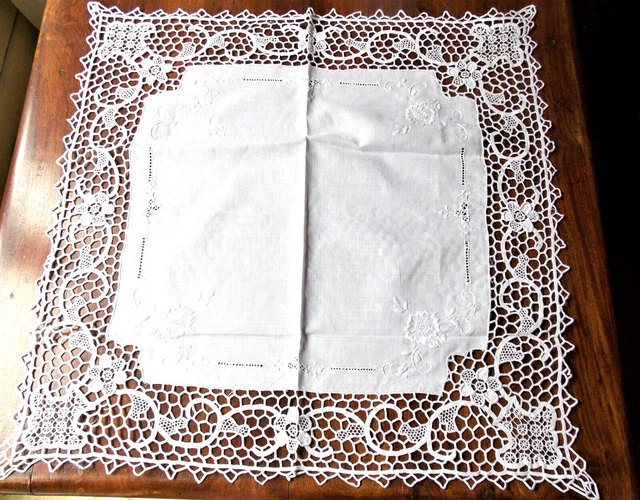 NAPPERON BRODE MAIN SUR LIN FILET ET POINT D'OMBRE BLANC CARRE DE 44 cm
