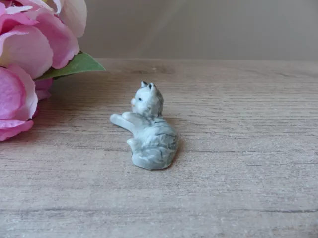 Figurine chaton en porcelaine blanc gris rayé, miniature chat, collection 2