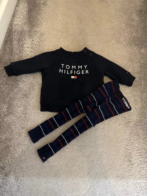 Tommy Hilfiger set bambino. felpa maglione e leggings. indossato una volta 3/6 minuti