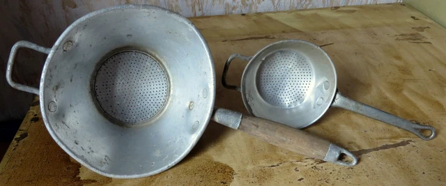 Passoire Ancienne En Aluminium Avec Manche En Bois - Vintage Très Bon état