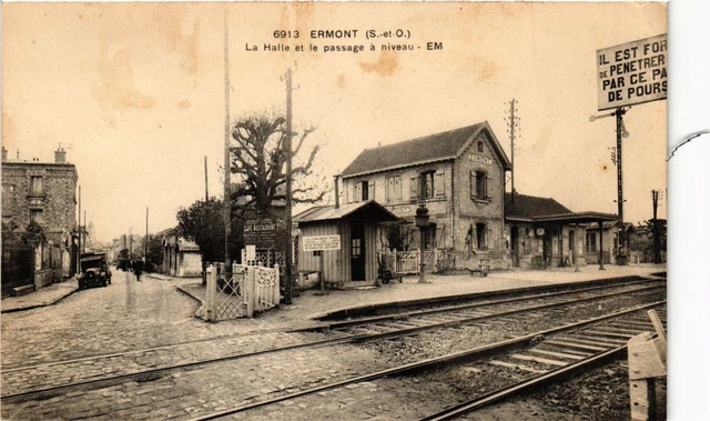 CPA AK ERMONT - La Halle et le passage a niveau (380984)
