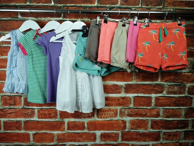 GIRLS BUNDLE AGE 3-4 M&S UNIQLO NEXT etc SUMMER HOLIDAY BEACH TOPS SHORTS 104CM