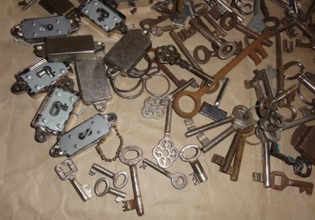 Konvolut alte Schlüssel Schlösser Möbelschlüssel Möbel Griffe f. Schrank Kommode 3
