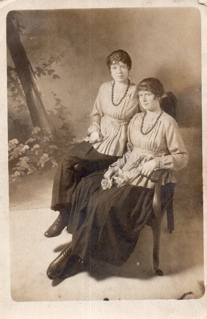 BL432 Carte Photo vintage card RPPC Femme mode fashion assis décor studio