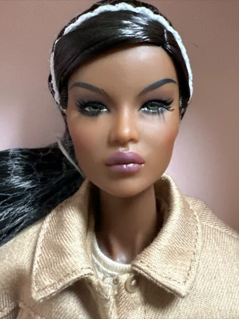 Muñeca Ayumi Nakamura Integrity Toys Moda Royalty FR NuFace Naturalmente Genial Sin precio base