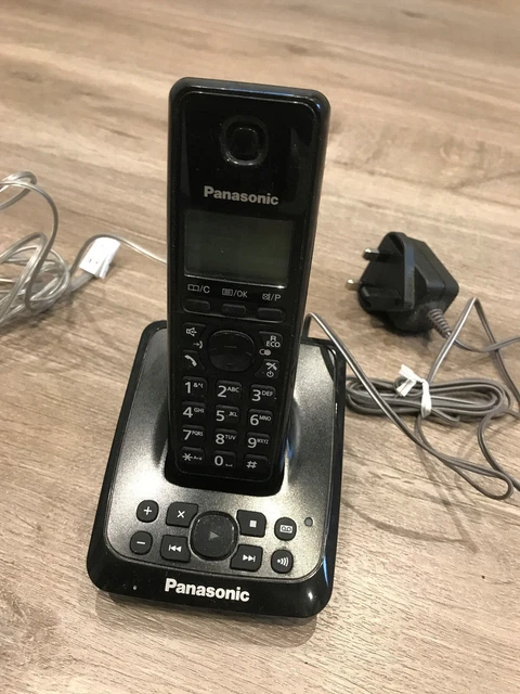 Panasonic KX-TG2721E Cordles Answering system with 3 phones and charging docks. 3