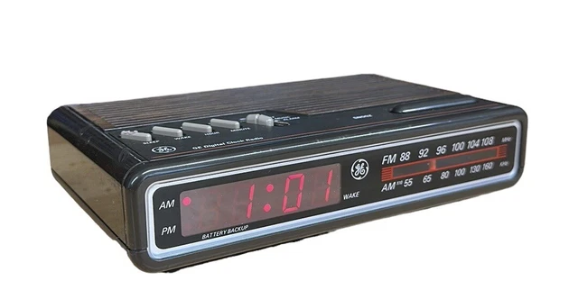 Vintage 80s GE Digital Alarm Clock AM/FM Radio Model No 7-4612 B Wood Grain