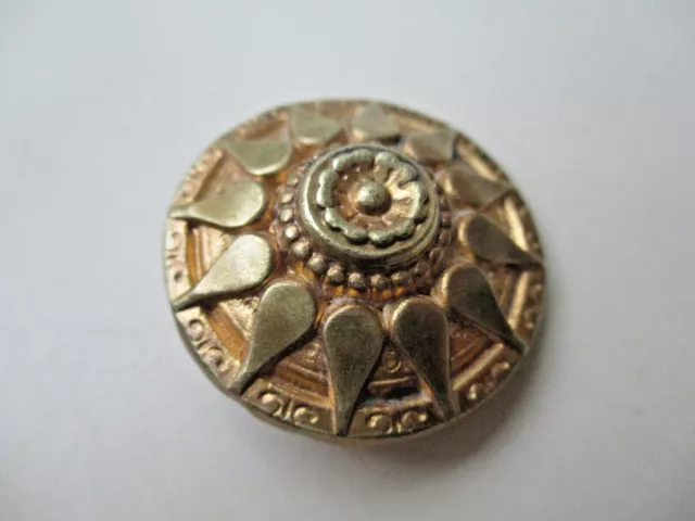 Gros bouton ancien en laiton doré