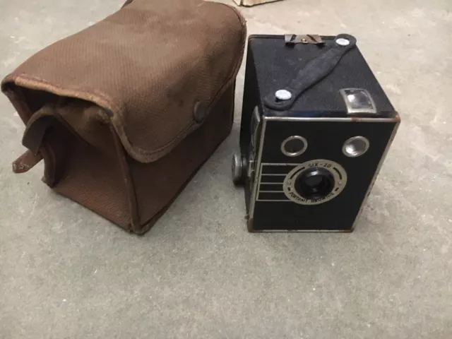 Camera Kodak Six-20 Brownie Junior Portrait 1939-43 + Satchel