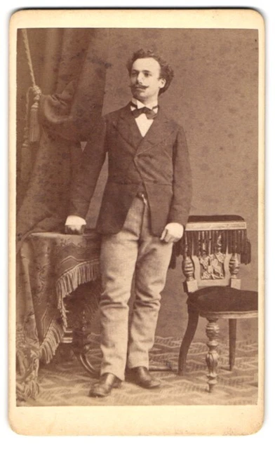 Fotografie Otto Reitmayer, München, Portrait charmanter junger Mann im elegante