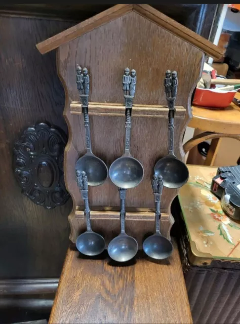 Antiguo juego de cucharas de estaño en relieve