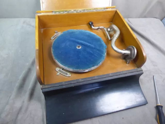 GRAMOPHONE de marque LA VOIX DE SON MAÎTRE.