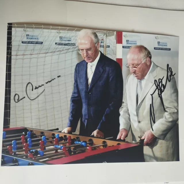 FRANZ BECKENBAUER UND UWE SEELER beim TISCHFUSSBALL: GROSS FOTO mit Autogramm..