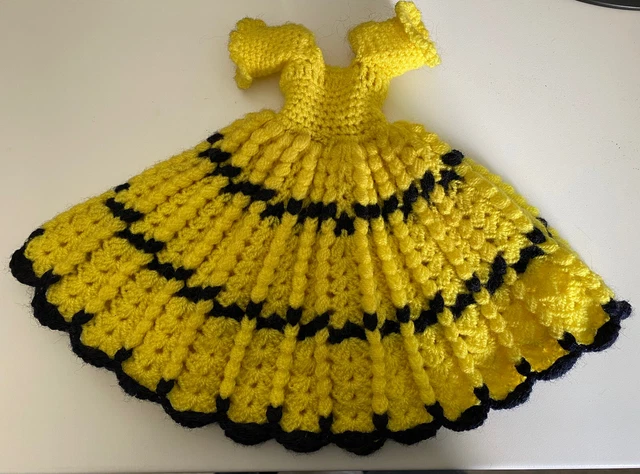 Robe de poupée ancienne tricot laine jaune et noir
