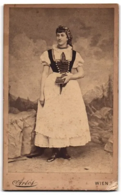 Fotografie Artot, Wien, junge Frau im Trachtenkleid mit Perlenkette im Atelier