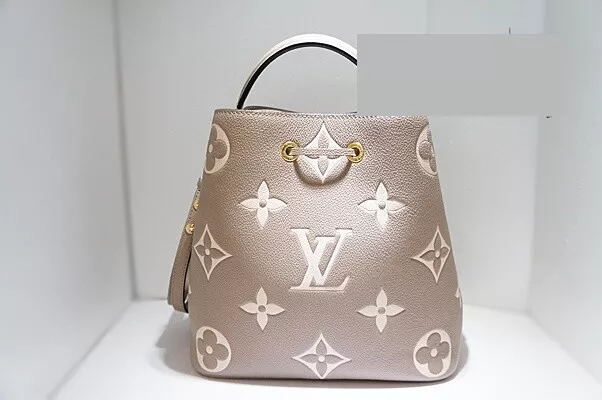 My first LV purchase! Neverfull MM tote bag in Monogram Empreinte leather  in colour Dune. 🤎 Pochette was included. Let the addiction begin lol. : r/ Louisvuitton