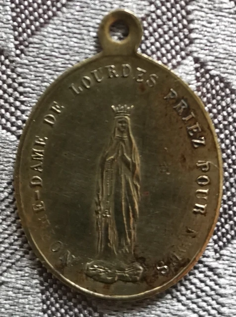 Ancienne Broche Religieuse Souvenir De Lourdes - Vintage En Métal Doré - Bijou Ancien Et Pieux