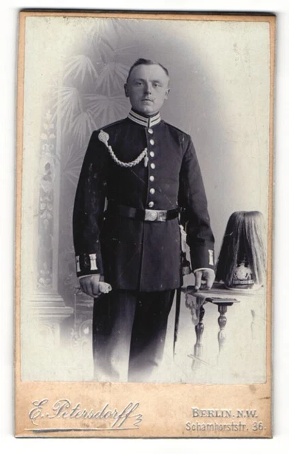 Fotografie E. Petersdorff, Berlin-NW, Portrait Soldat mit Garde-Pickelhaube