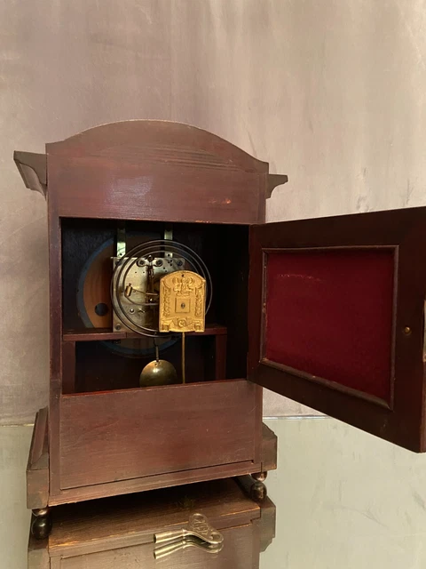 Horloge pendule milieu XXe en acajou noyer à décor marqueté signé Kienzle 4