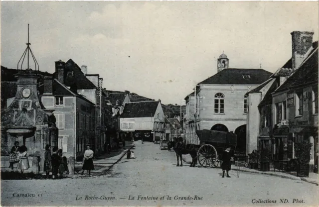CPA La ROCHE-GUYON - La Fontaine et la Grande-Rue (380606)