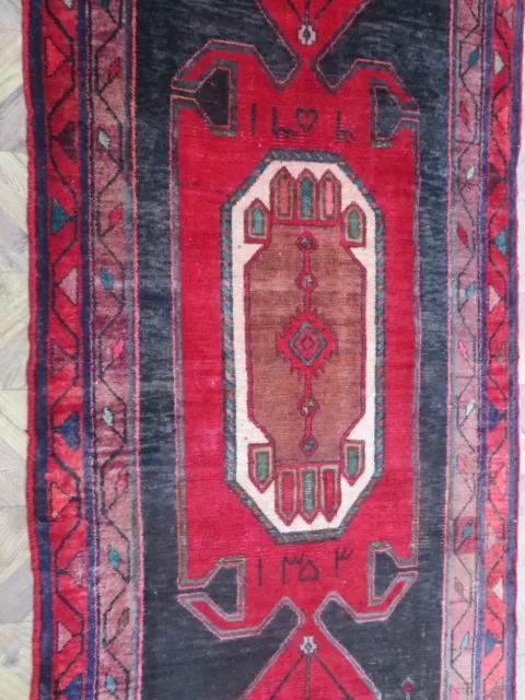 EIN FEINER ALTER HANDGEFERTIGTER TRADITIONELLER ORIENTALISCHER TEPPICH (300 x 120 cm)+