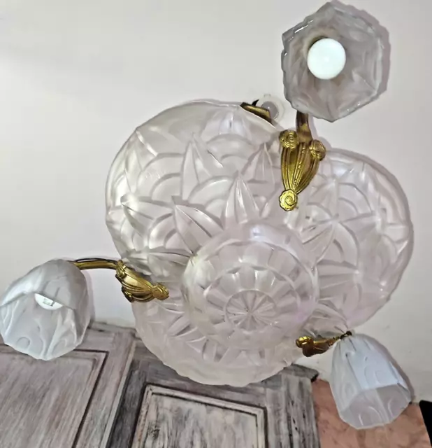 Lustre Art Deco vasque trois tulipes en verre pressé DEGUE 4 feux monture bronze 3