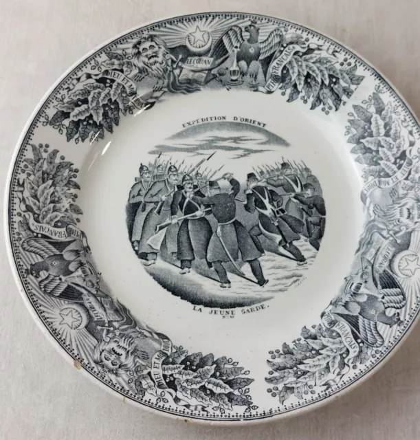 Ancienne assiette, Expédition d'Orient, la jeune garde, en céramique de Longwy