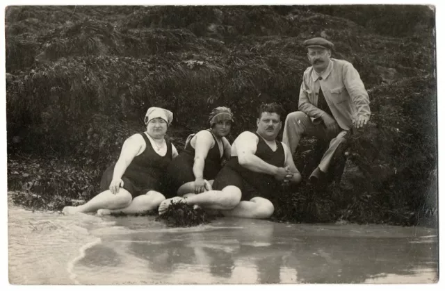 photo card c.1930 - Les bathers - Family by the water - Holidays