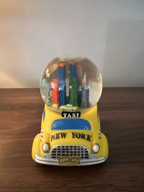 New York City Taxi Snow globe With Twin Towers (World Trade Centers)