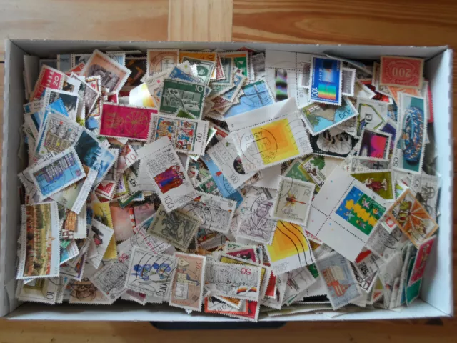 Briefmarken Kiloware, Deutschland, papierfrei, ca. 2.200 g inkl. Karton