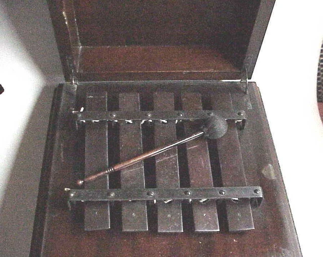 Antique Musicial Instrument Chime in Lidded Mahogany Case. Deagan? Antique Musicial Instrument Chime in Lidded Mahogany Case. Deagan?