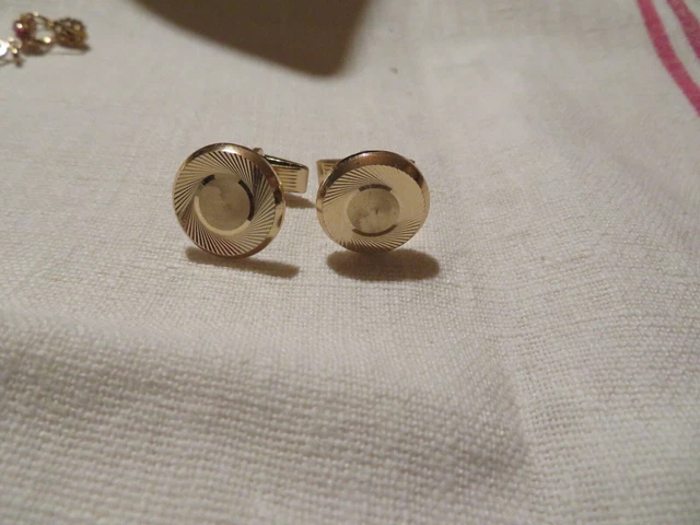 ancien bouton de manchette en métal doré