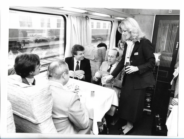 C5421/ Lufthansa Airport Express Passagiere spielen Karten, Foto 1982