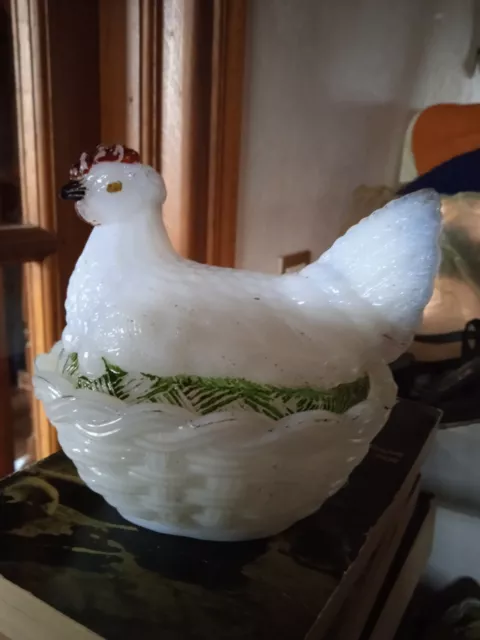 Poule ancienne en verre opaline