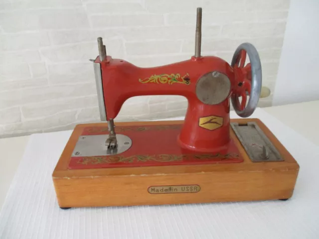 Original  Kindernähmaschine - Made in USSR aus Gusseisen auf Holzsockel