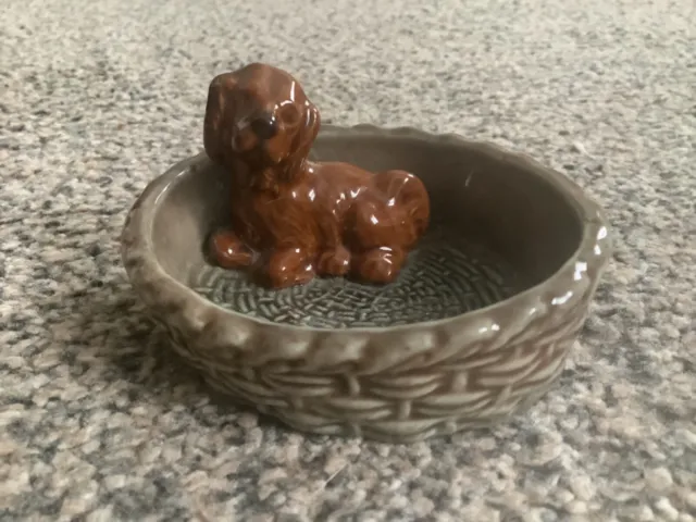 Vintage WADE WHIMSIES Brown Puppy in Basket Pin Dish Very Good Condition