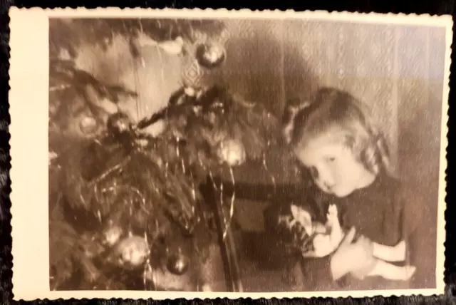 altes Foto, Kind/Mädchen mit Spielzeug/Puppe unterm Weihnachtsbaum