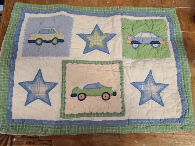 Farsa estándar acolchada acolchada de Pottery Barn Kids ""Coches/estrellas azules/verdes
