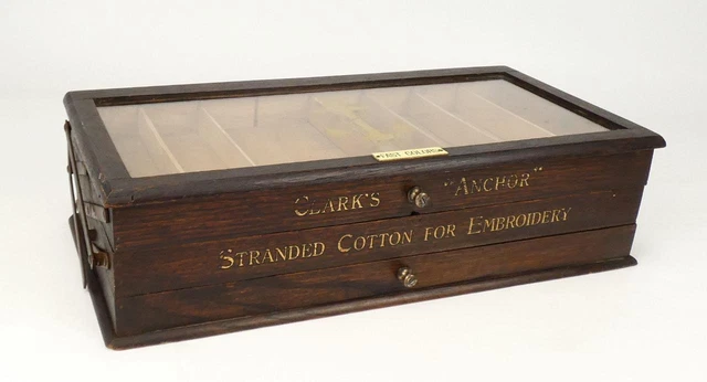 Gabinete de exhibición de tienda en voladizo de algodón varado Clark's Anchor c1920 de colección