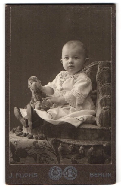Fotografie J. Fuchs, Berlin, Friedrichstrasse 108, niedliches Baby mit süßem Pl
