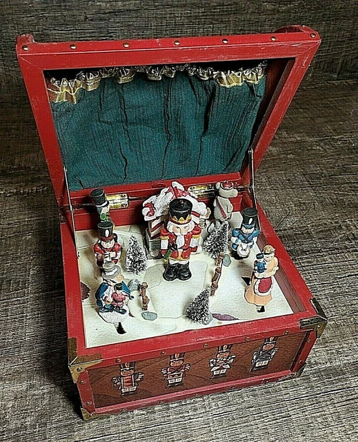 VINTAGE CHRISTMAS TOY SOLDIER MUSIC BOX TREASURE CHEST ANIMATED (VIDEO