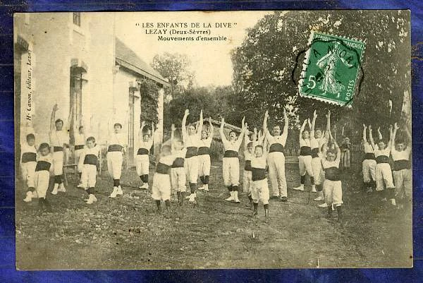 CPA 79 Lezay Enfants la Dive Etirements Gymnastique Gymnastics Group 1909 Canon