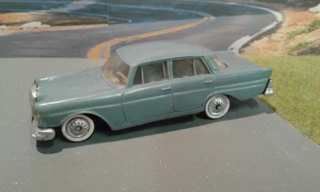 Norev- Mercedes 220 SE de 1959  Modèle n° 49 bleu ( 1/43 )