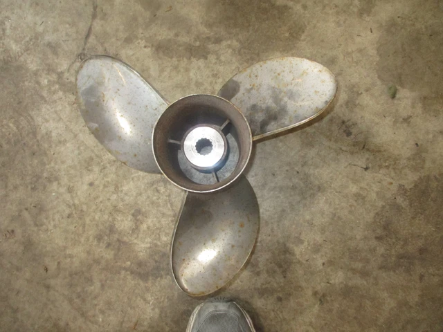 Yamaha 300hp 4 stroke outboard counter propeller 15 1/4 x 19