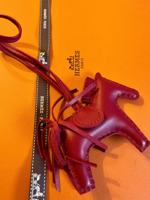 Hermès Rodeo Pm Charm Taschenanhäger  Aus Lammleder In Rubis 2