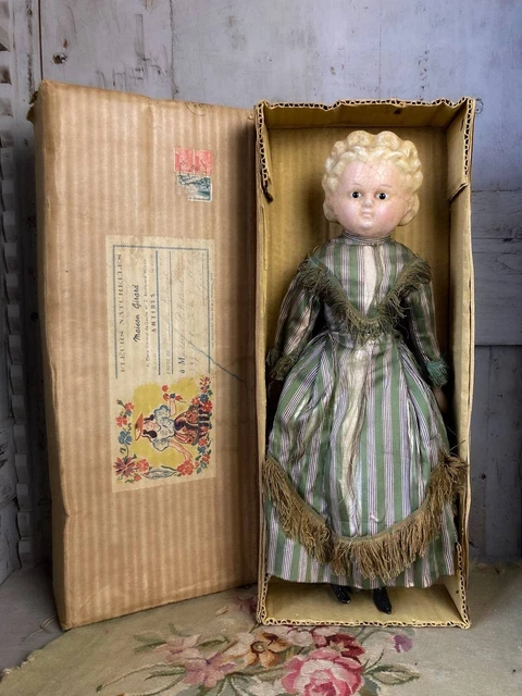Poupée Ancienne En Cire - Communiante Sur Boîte De Dragées - Hauteur 17 Cm