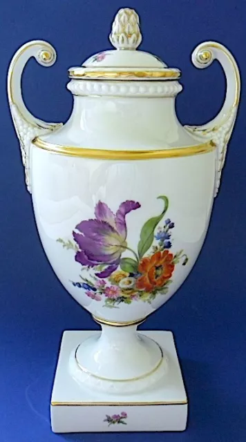 Fürstenberg (fondée en 1747) : ) urne, vase ou pot couvert en porcelaine. 3